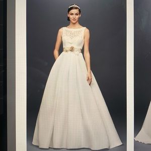 Brand New W/Tags David Bridal open back wedding dress w/beading and pockets.